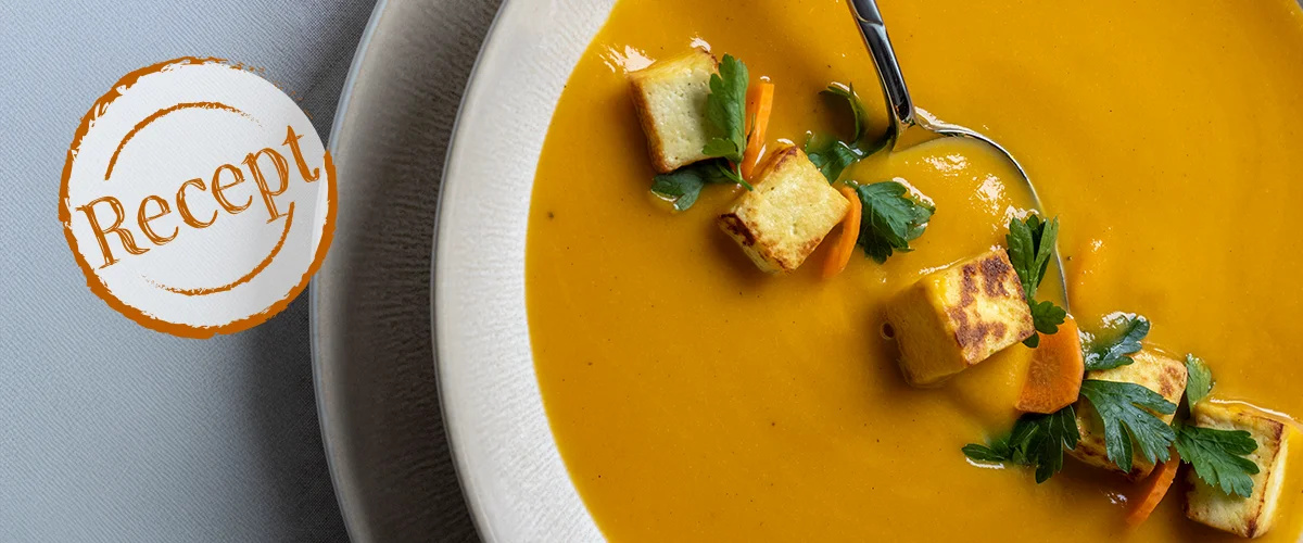 Krémová mrkvová polévka s uzeným tofu