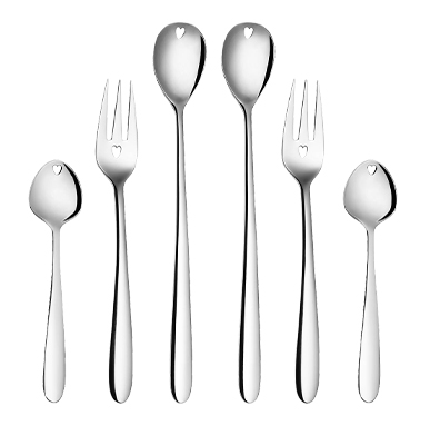 Příborový set Love Cutlery ve stříbrné barvě na bílém pozadí
