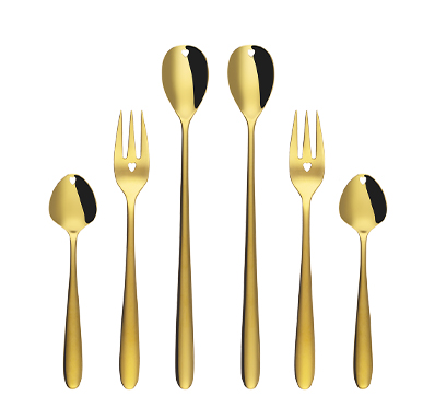 Příborový set Love Cutlery ve zlaté barvě na bílém pozadí 