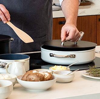 Pfanne der Kollektion Saturn Terra beim Kochen