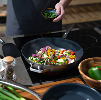 Wok-Pfanne Sirius Terra mit frischem Gemüse