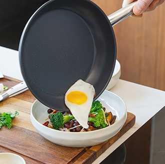 Pfanne Saturn Terra Stainless Steel mit gebratenem Ei